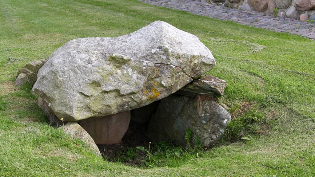 Hellekiste, Horne (bronze age tomb)